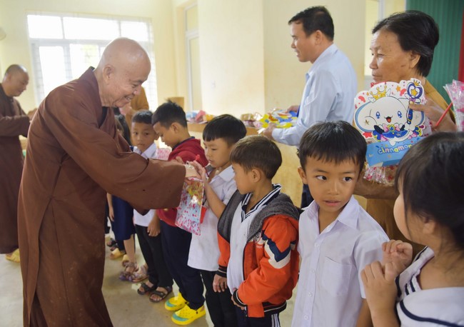 Ban Từ thiện: Tặng quà Trung Thu cho các em học sinh ở Đắk Som, Đăk Nông